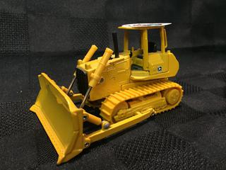 Ertl John Deere Bulldozer Die Cast Model.