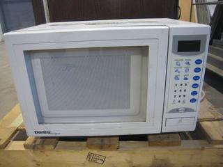 Danby Designer Microwave. 11" x 18 x 12". M# DMW773W(-1). 800W.