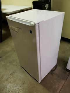 Hamilton Beach 18 1/2in X 17 1/2in X 33in 115V Mini Refrigerator
