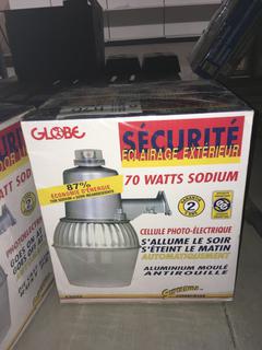 Globe Security Outdoor Light, 70 Watt Sodium.