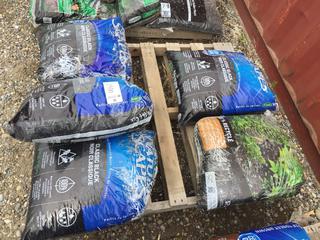 Pallet of Assorted Black Mulch.