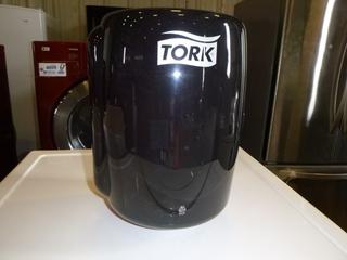 Tork Dispenser, Wiper Center feed Roll w/ Key (B2)