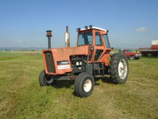 Allis-Chalmers 7020 Tractor c/w Enclosed Cab, Auxiliary Hydraulics, Draw Bar, 540 and 1000 PTO, 104 to 120 HP. Showing 2281 Hours S/N  4496. 