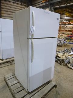 White Westinghouse Refrigerator, Model WWTR180ZKW7, 30" x 31 1/2" x 65 1/4"