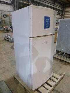 Whirlpool Refrigerator, Model W8RXCGFXQ01