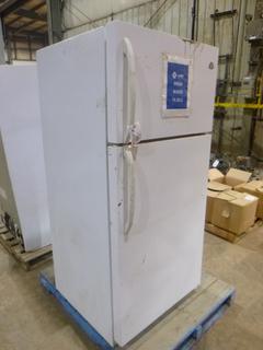 White Westinghouse Refrigerator, Model WWTR180ZKW7, 30" x 31 1/2" x 65 1/4"