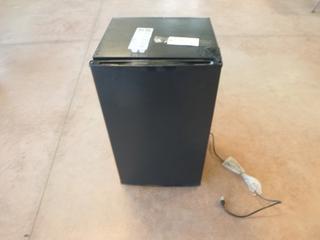 20in X 20in X 32in Advent 115V Mini Fridge