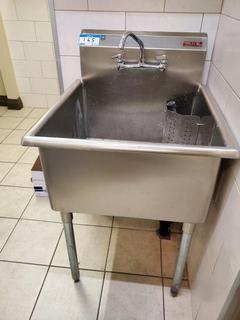 MKE S/S Sink with Faucet - 2' x 2'