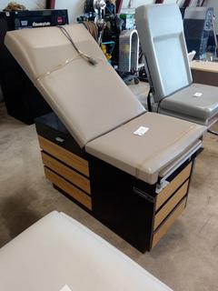 Electric Exam Table. 5 Drawer, Midmark 100. Model# 100, S/N AE01184Z. Note:  No Forklift On Site, Buyer Responsible For Loadout.