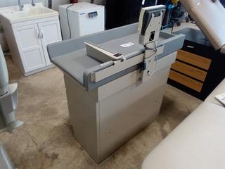 Midmark Tanita Baby Weigh Table. Tanita Weigh System. Model# 640-001-239, S/N V1324358. 40"x21"x42". Note:  No Forklift On Site, Buyer Responsible For Loadout.