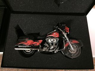 Harley Davidson 1:12 Scale Authentic Die Cast Metal Replica.