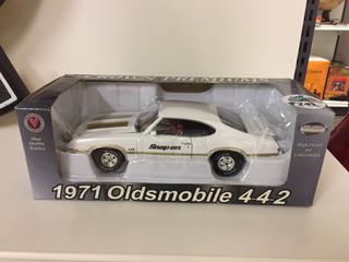 1971 Oldsmobile 4-4-2 1:24 Scale Die Cast Bank Replica.