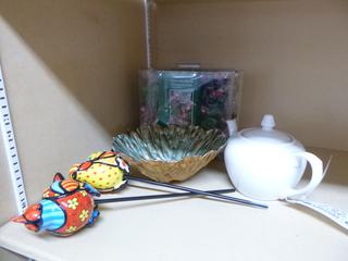 Qty Of (2) Garden Patio Lights C/w (2) Bird Plant Ornaments, Tea Pot And Decorative Bowl