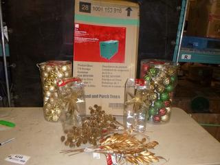 Lot of Assorted Christmas Decorations (E1)