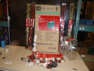 Lot of Assorted Christmas Decorations (E1)