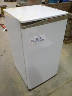 (1) Gold Star Mini Fridge/Freezer Model GR-111BGP, Adjustable Temperature, S/N 00924169 (N-1-3)