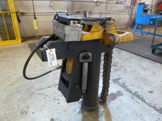 Floor Mounted Vise C/w HD Leaf Chain And Air-Over Hydraulic Foot Pump *Note: Buyer Responsible For Load Out*