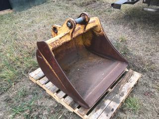 36" Deere Excavator Bucket Part No. AT192022 (8" Ear-to-Ear).