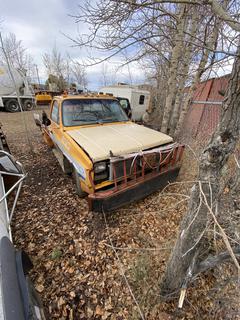 GMC Sierra SL Tow Truck C/w V8, 454 Big Block, Underhood Compressor, Reilly Crane Boom And Braden HP8A Winch. Showing 427,966kms. *Note: Unable To Verify VIN, Running Condition Unknown*