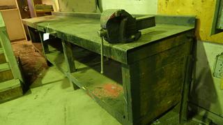 12ft X 31in X 33in Work Bench C/w Vise