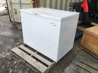 Beaumark 27 1/2" x 42 1/2" x 34" Chest Freezer.