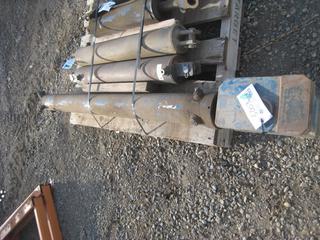 Hydraulic Ram 62" Centre to Centre.
