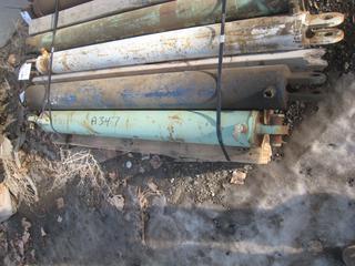 (2) Mismatched Hydraulic Rams.