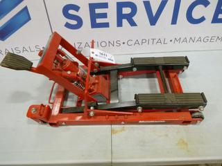 Motomaster Motorcycle Jack, Left Range 4 5/8 - 14 1/2 In., 1500 Lb Capacity *Note: Missing Handle* (P-3-1)
