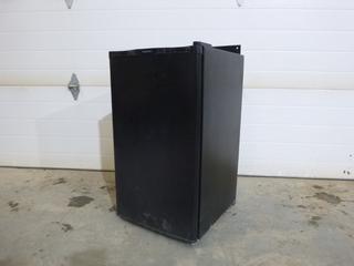 19 5/16in X 17.5in X 31 7/8in Everchill BC-90C 115V Mini Fridge. SN 1108000323