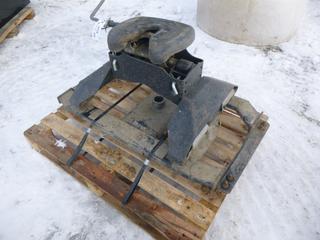 Curt Fifth Wheel Hitch, Model Q25 (W-R-2)