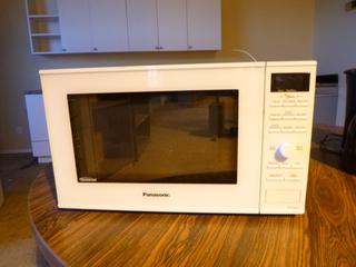 Panasonic Model NN-SD664W 120V Microwave. SN 6D68141768 *Note: Item Located At 6802 39ST LEDUC, For More Information Call Eugene @780-566-1831*