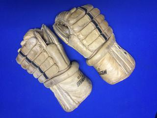 WinnWell 279 Hockey Gloves.