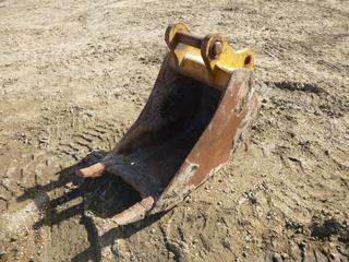 John Deere 18in 5.1 CUFT Dig Bucket C/W To Fit John Deere Loader Backhoe *Note: Center Teeth Removed*