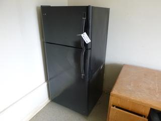 Electrolux Model FRT18G302B2 Fridge/Freezer