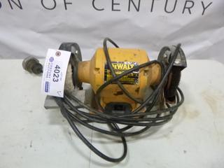 DeWalt 6 In. Bench Grinder (O-3-2)