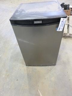 Danby Mini Fridge c/w 115ZV, 60 Hz (N-1-2)