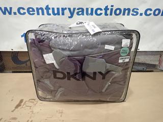 DKNY Queen Size Comforter Set (T-3-2)