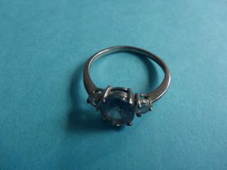 Ladies Sterling Silver Ring w/ Multicoldered Center Stone w/ Clear Chips on The Sides, Approx  Size 8.5