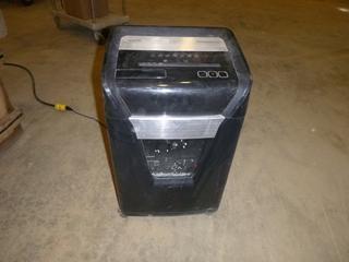 Staples Professional Series Paper Shredder, Model SPL-TMC162A (T-4-1)