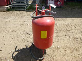 Mcanax 20 Gallon Portable Sand Blaster c/w 2.5m Hose, Pressure Gauge, Nozzle and Shut Off Valve (Row 4)