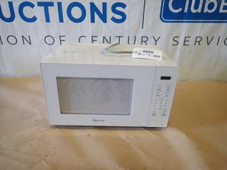 Magic Chef Model HMM1110W1F 1000 W Microwave (North Door Bay 1)