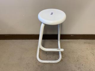 White Metal Bar Stool With Foot Rest, 28" Seat Height.