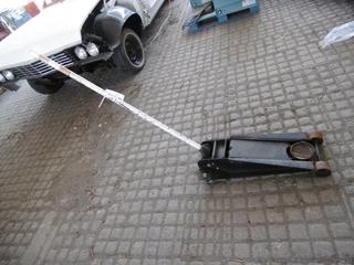 Hydraulic 1 1/2 Ton Floor Jack.