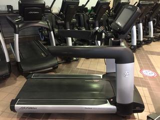 Life Fitness Club Series Treadmill c/w FlexDeck Shock Absorption System, Interactive Workouts &  Touchscreen Display, 20 Amp Plug S/N AST156225.