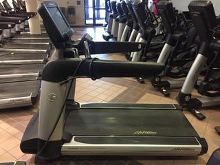 Life Fitness Club Series Treadmill c/w FlexDeck Shock Absorption System, Interactive Workouts &  Touchscreen Display, 20 Amp Plug S/N AST156878.