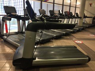 Life Fitness Club Series Treadmill c/w FlexDeck Shock Absorption System, Interactive Workouts &  Touchscreen Display, 20 Amp Plug S/N AST154015.