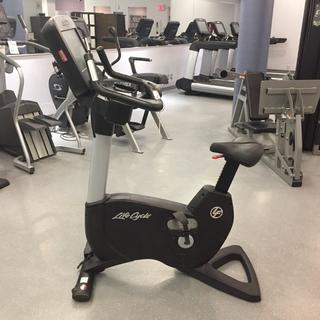 Life Fitness Model 95CS Life Cycle Inspire Upright Bike c/w KOPS Leg Position, Programmed Workouts & Touchscreen Display. S/N APU100788.