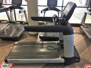 Life Fitness Club Series Treadmill c/w FlexDeck Shock Absorption System, Interactive Workouts &  Touchscreen Display, 20 Amp Plug S/N AST156863.
