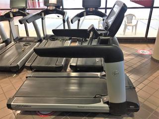 Life Fitness Club Series Treadmill c/w FlexDeck Shock Absorption System, Interactive Workouts &  Touchscreen Display, 20 Amp Plug S/N AST156868.