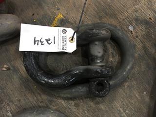 (1) 1 1/4" Shackle w/ (1) Lifting Ring.